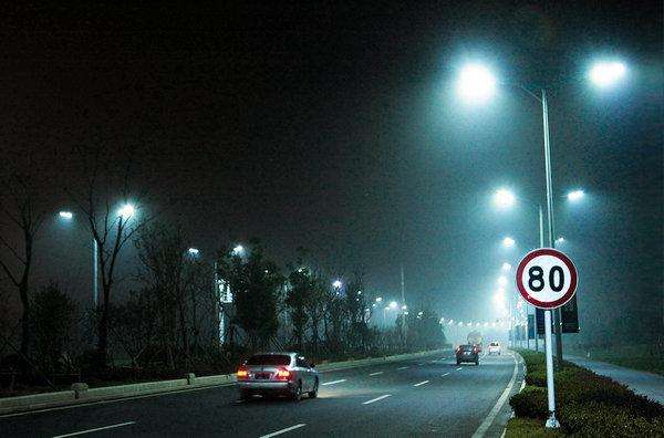 東莞蜜桃网址在线播放照明LED路燈在雨霧季節增強道路安全的優勢